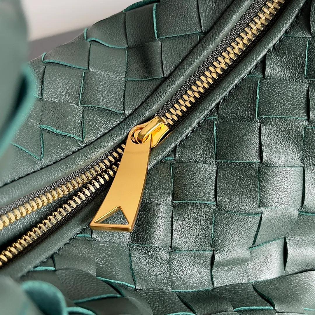 Batch 1120 Bottega veneta͙.——- The latest woven knotted hobo🔥 The top-grade lambskin leather is very soft, the bag shape is unique, practical and durable. It retains the traditional woven elements while being a little more flamboyant ~ Made of hand-woven sheepskin, zipper opening and closing, curved seamless structure, effortless to match. Highly recommended⚠️⚠️⚠️ The most high-end in the market🌈 Welcome to compare [Factory complete package] size: 23x15x5cm.   Model: 651876